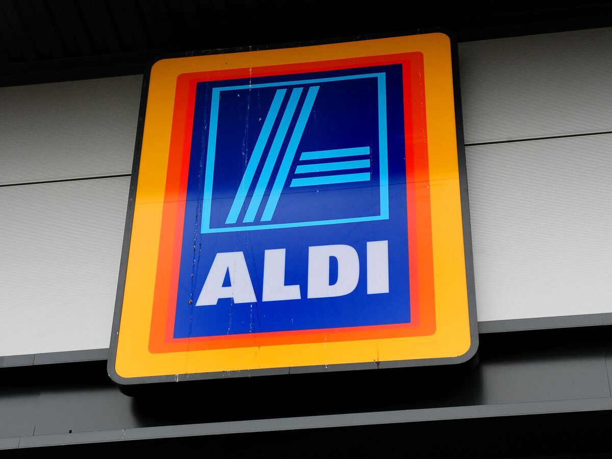 Aldi Announces Pay Rise For 28 000 Staff To More Than 10 An Hour