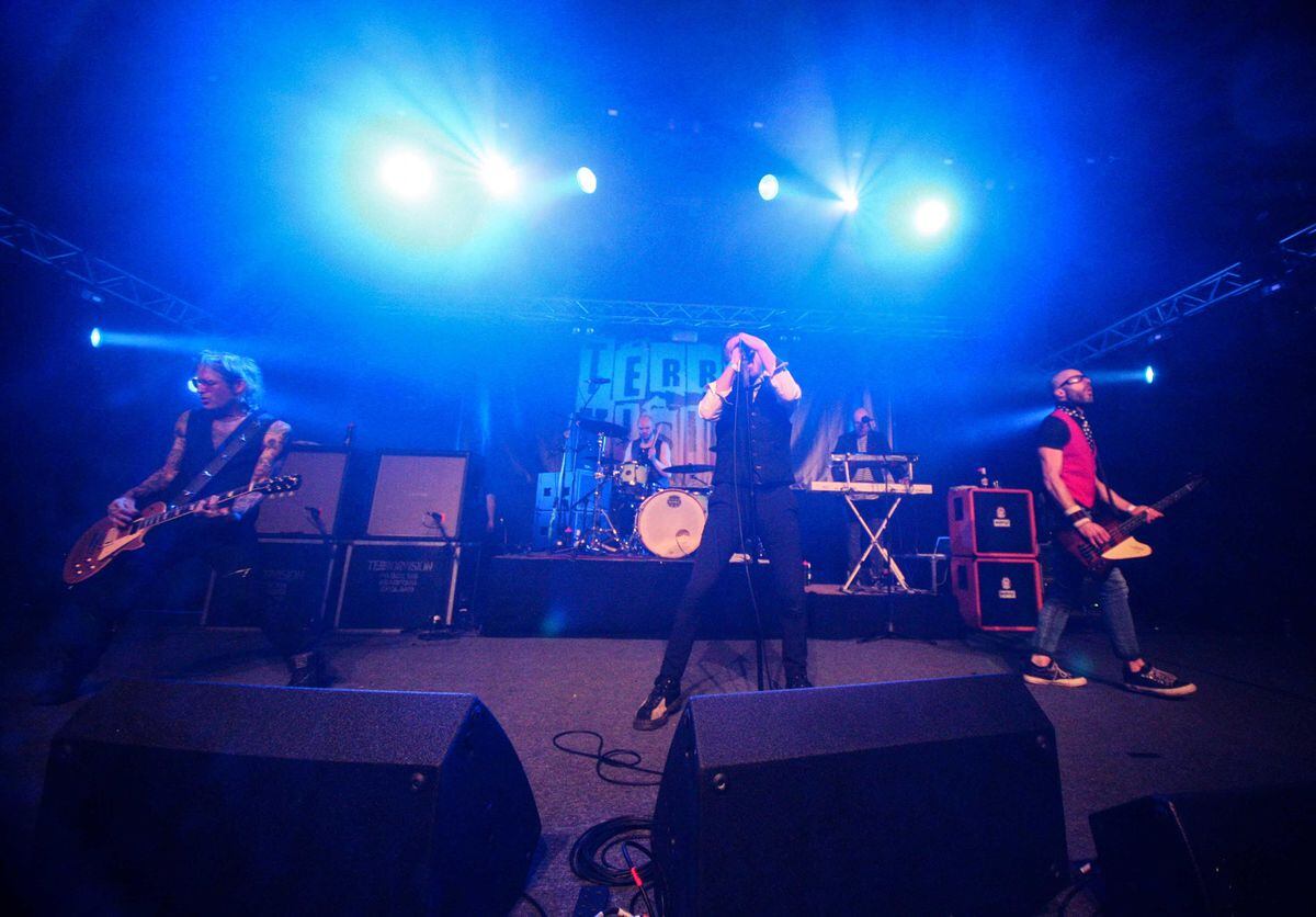 Fist pumping rock from Terrorvision at KK's Steel Mill, Wolverhampton ...