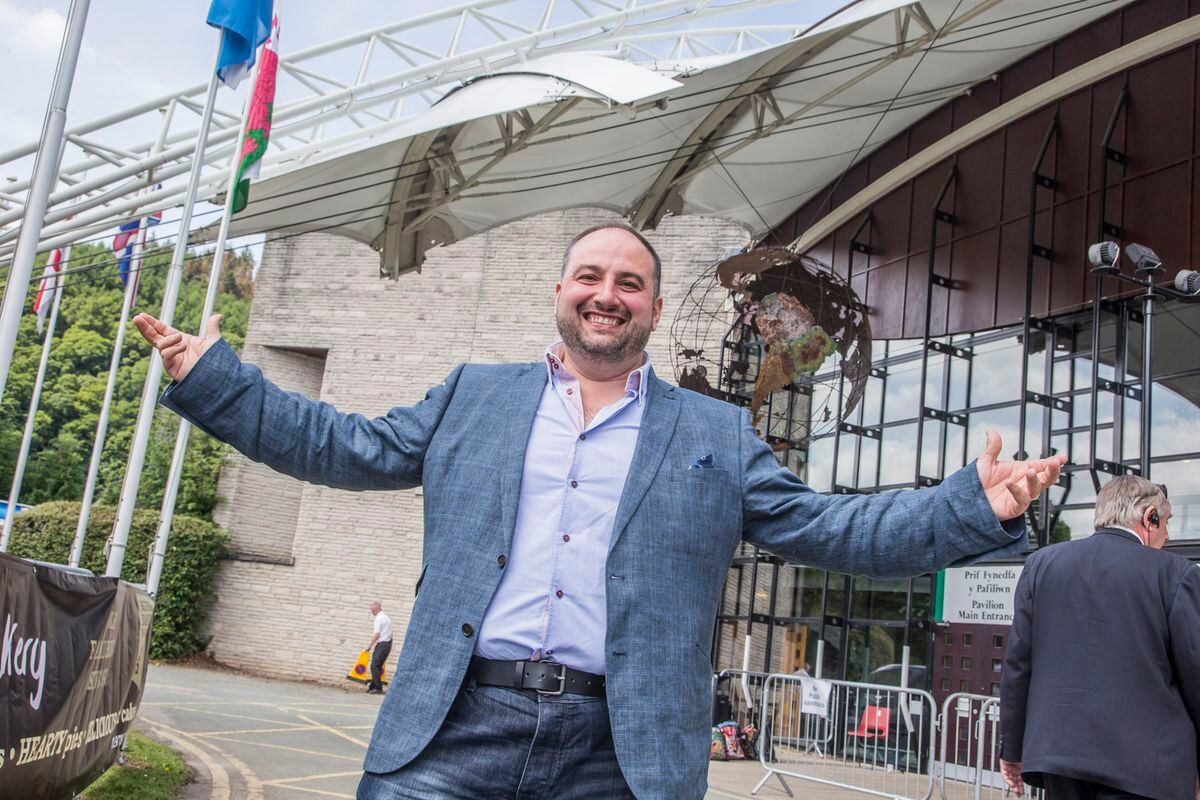 Go Compare Tenor Wynne Evans Joins Choir For 90th Birthday Bash In ...