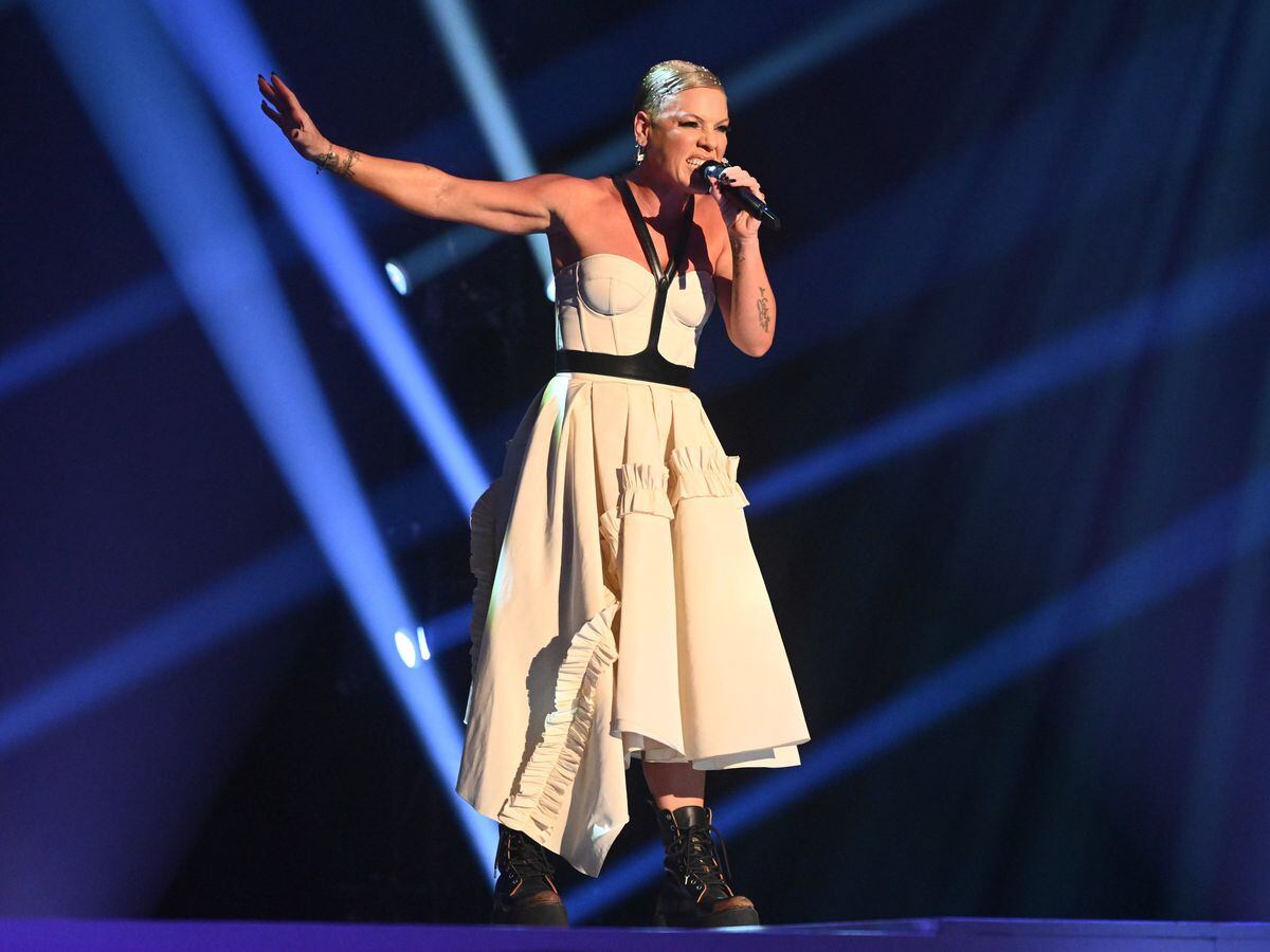 Pink’s daughter sings on stage during UK opening night of Summer ...