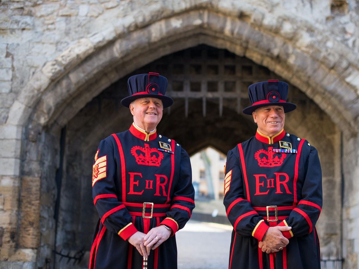 Beefeater london. Стражи Тауэр (бифитеры). Tower of London Beefeaters. Tower of London Yeoman Warders. Beefeaters Guard the Tower of London.