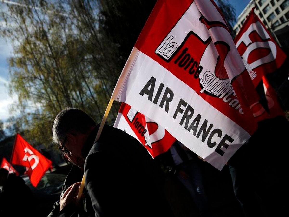 Air France stock sinks amid strikes and warning on future of flagship