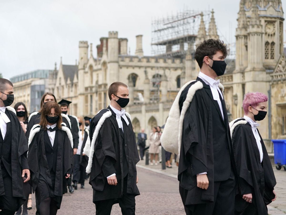 cambridge-university-resumes-in-person-graduation-ceremonies