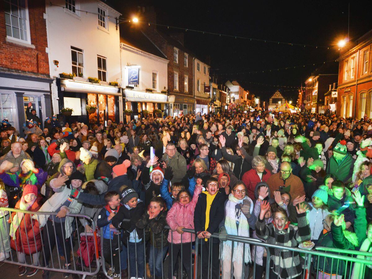 Bridgnorth High Street packed as thousands turn out for Christmas ...