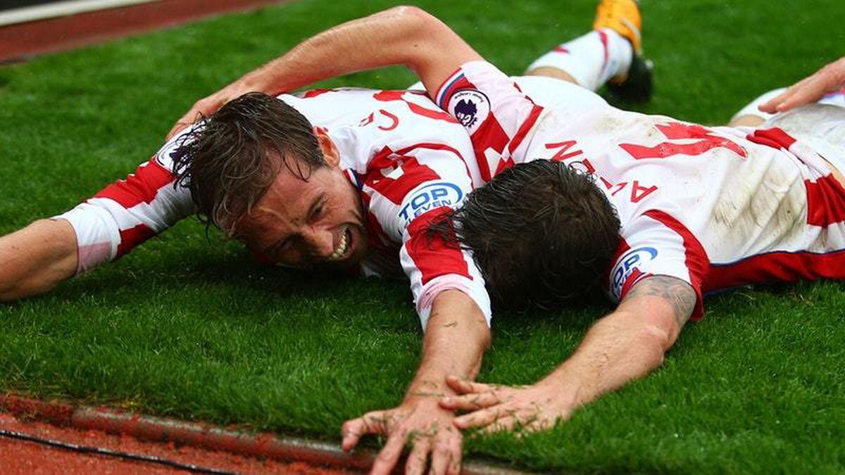 Peter Crouch scores late winner as Stoke beats Southampton 2-1