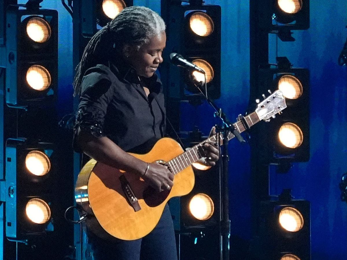 Tracy Chapman serenades Grammy audience with moving rendition of Fast ...