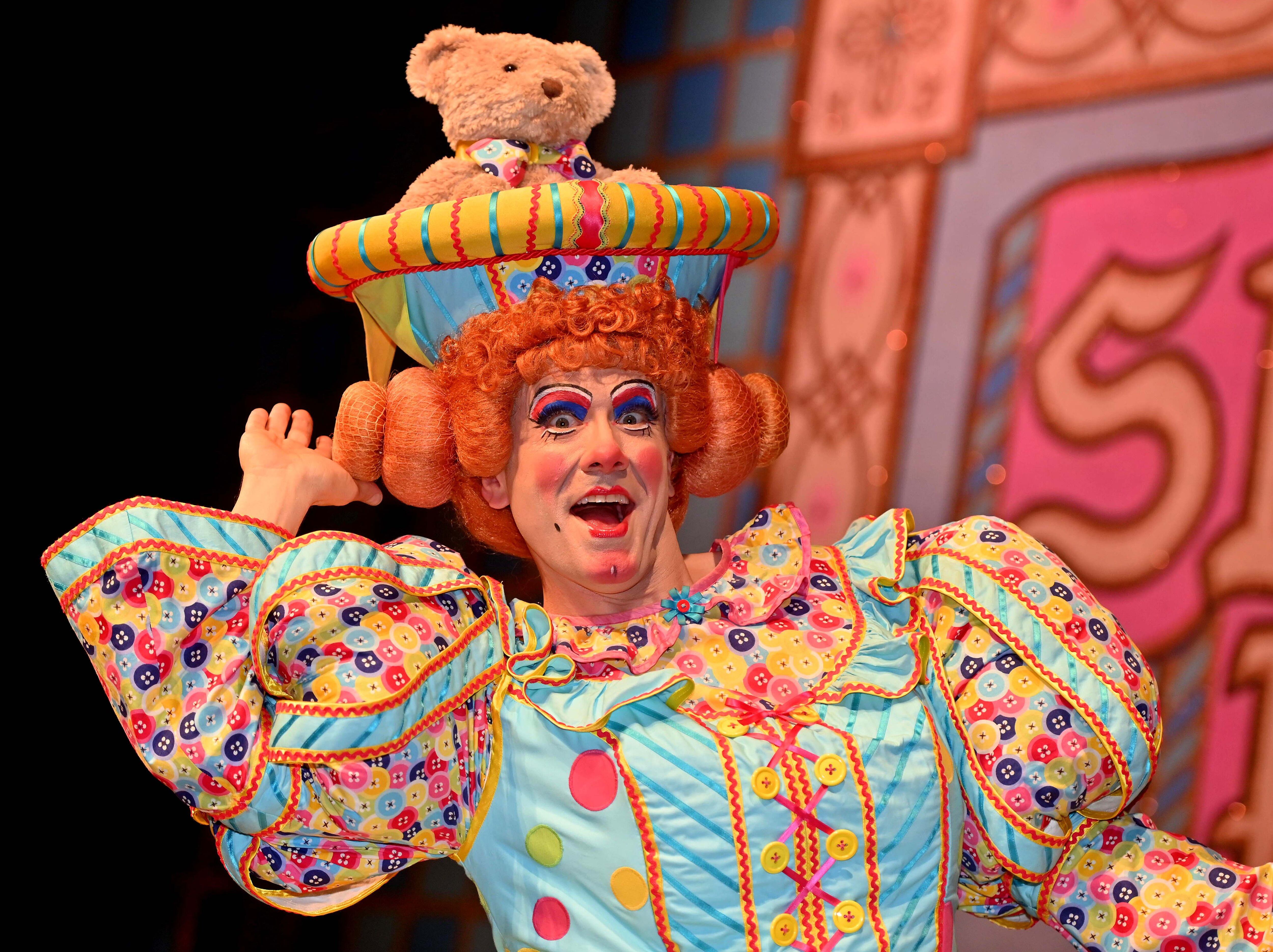 Call for budding performers as Shrewsbury panto crew seeks girls to join Brad Fitt on stage