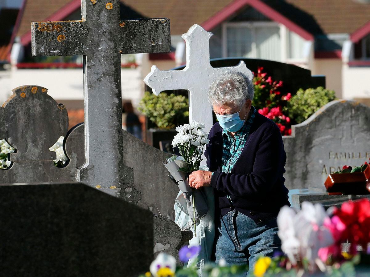 french-families-visit-loved-ones-graves-on-all-saints-day