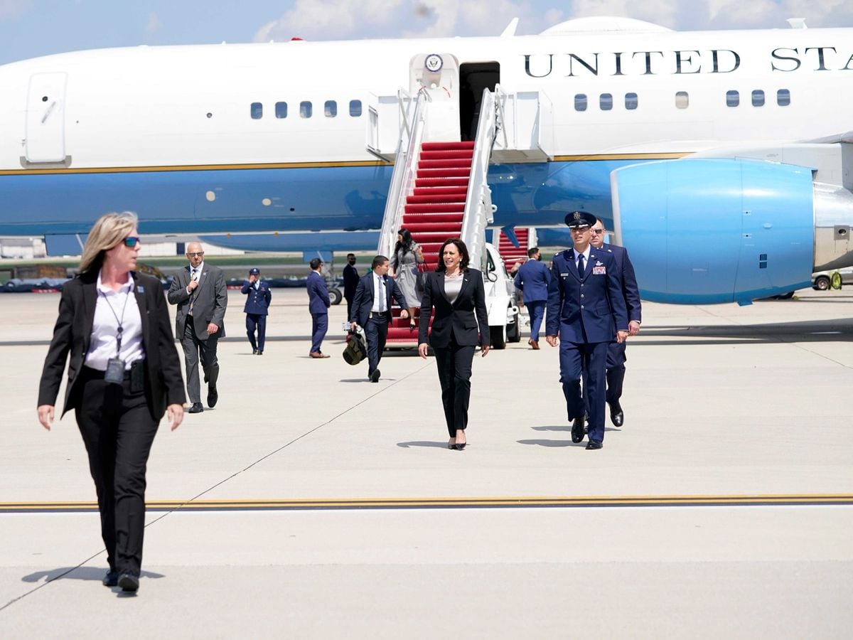 Plane carrying Kamala Harris lands safely after ‘technical issue ...