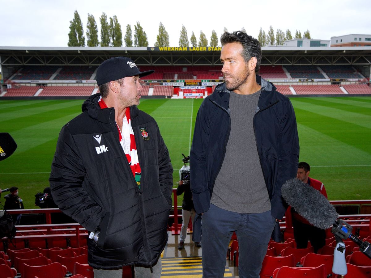 Ryan Reynolds Gives Wrexham Co Owner Rob Mcelhenney A Urinal For His Birthday Shropshire Star 