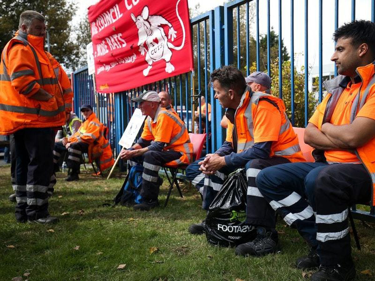 Birmingham refuse collectors plan fresh action in pay dispute