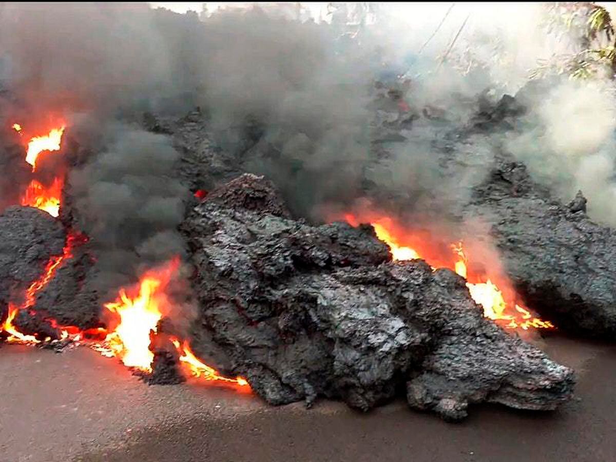 In Video Feel The Heat As A Wall Of Red Hot Lava Creeps Down A Road In Hawaii Shropshire Star 
