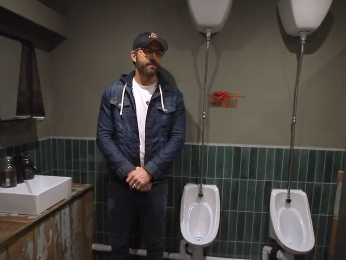 Ryan Reynolds Unveils Commemorative Urinal For Rob Mcelhenney At Wrexham Ground Shropshire Star 