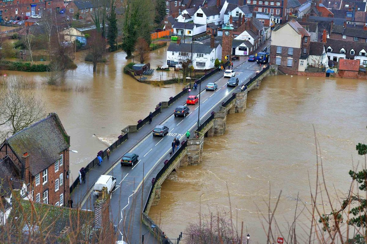 WATCH: Bridgnorth left under water by River Severn flooding ...