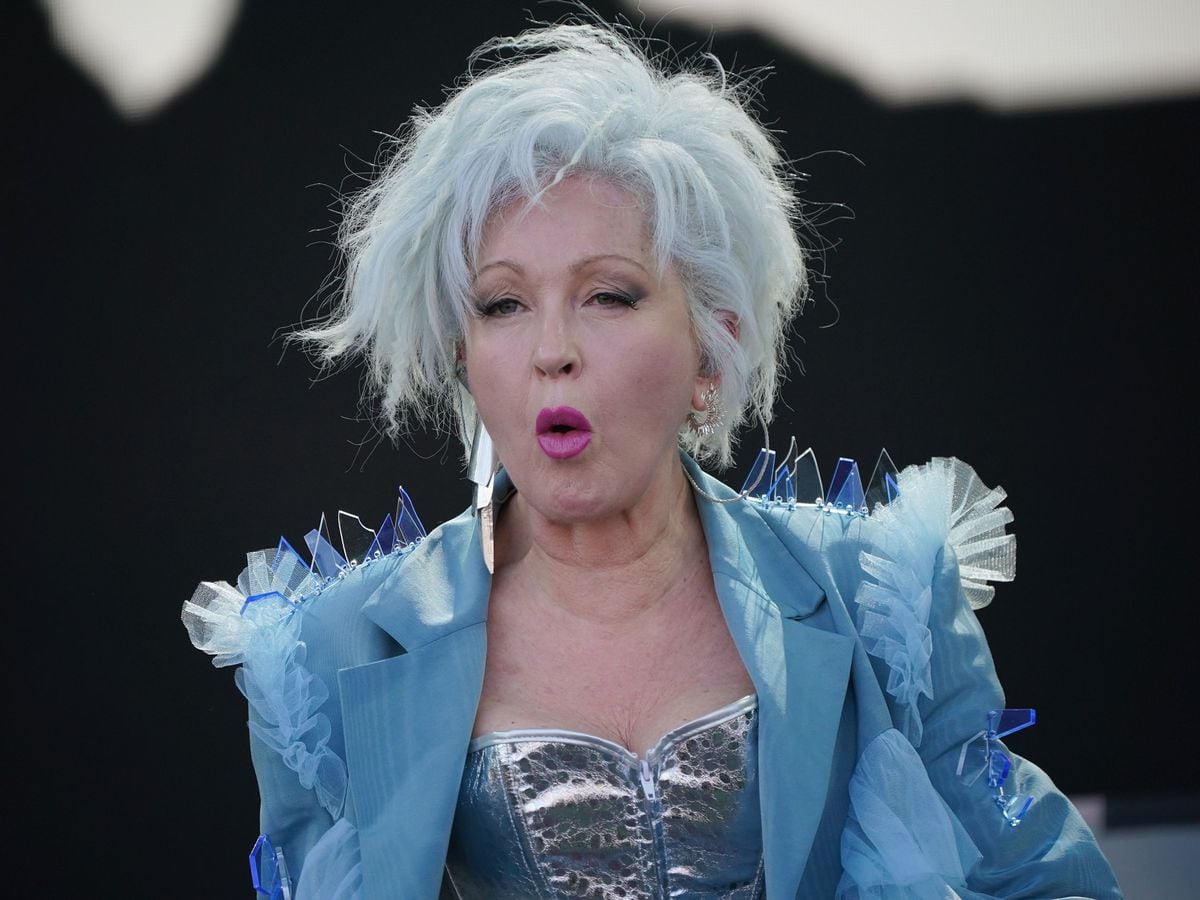 Cyndi Lauper reacts to “technical difficulties” during Glastonbury performance