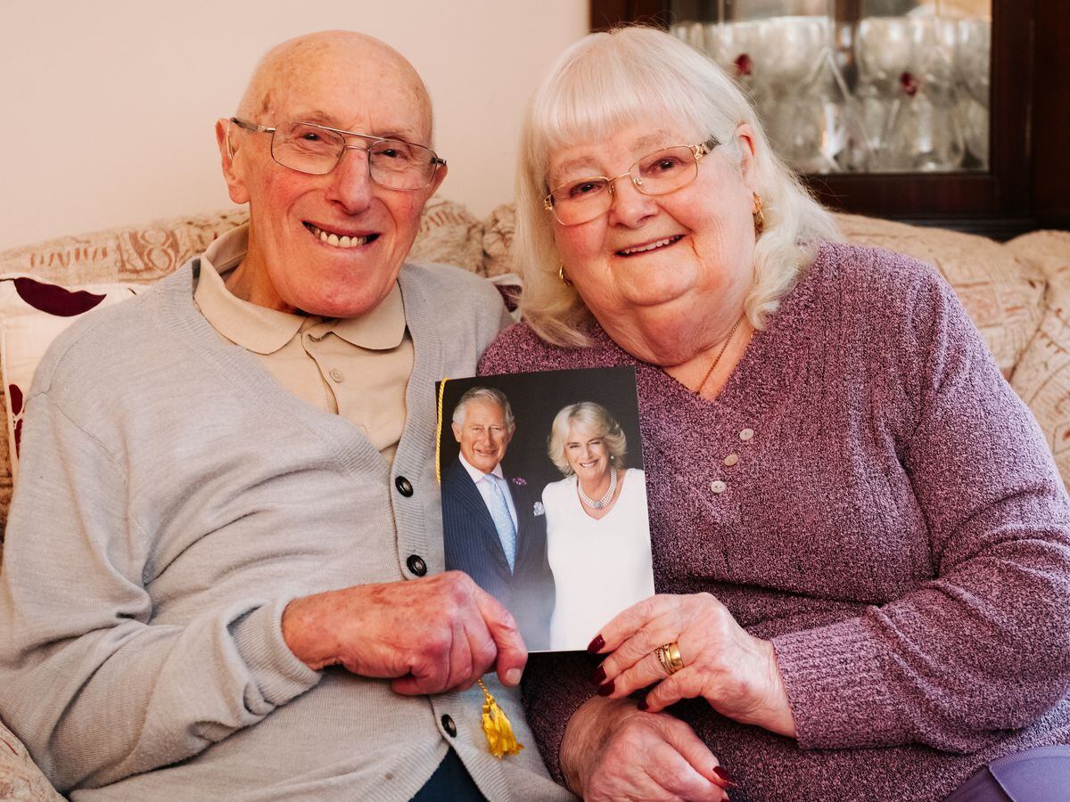 60th-wedding-anniversary-marked-by-a-card-from-the-king-shropshire-star