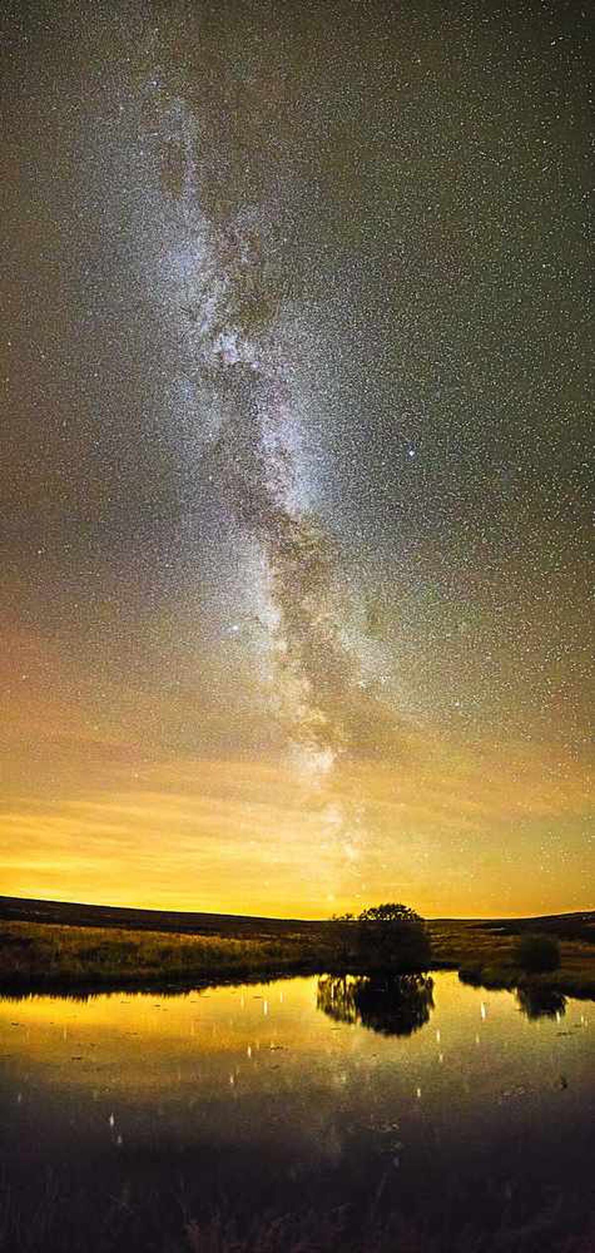 Photographer Captures Stunning Photos Of The Milky Way Reflection At