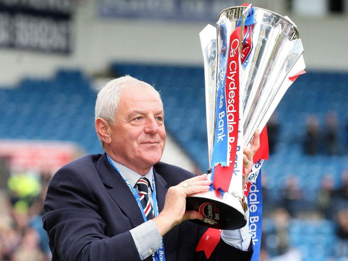 Walter Smith avec la Scottish Premier League Cup en 2011