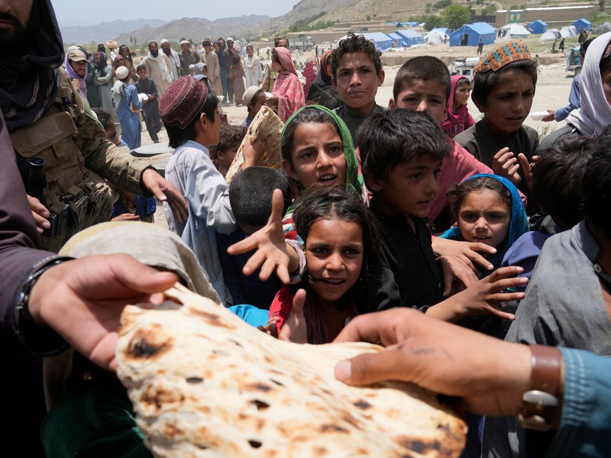 Afghans receive aid in camp