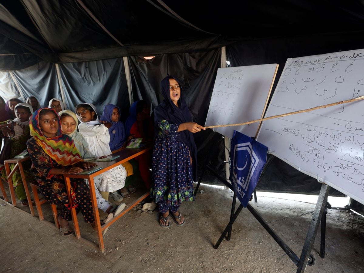 Flood-affected children attend school in Sukkur organized by Islamic group Jamaat-e-Islami Pakistan