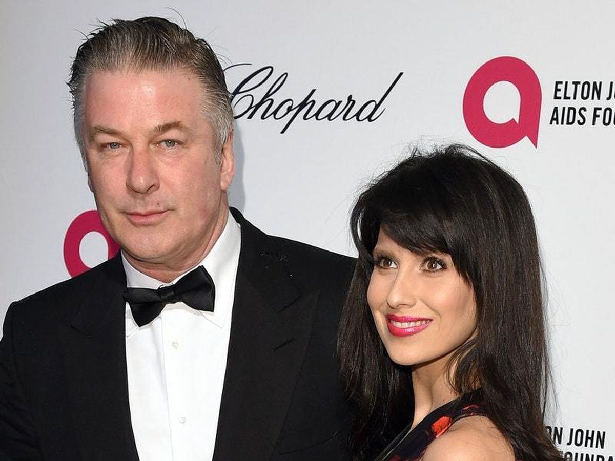 Alec Baldwin and wife reveal sex of baby with coloured cake