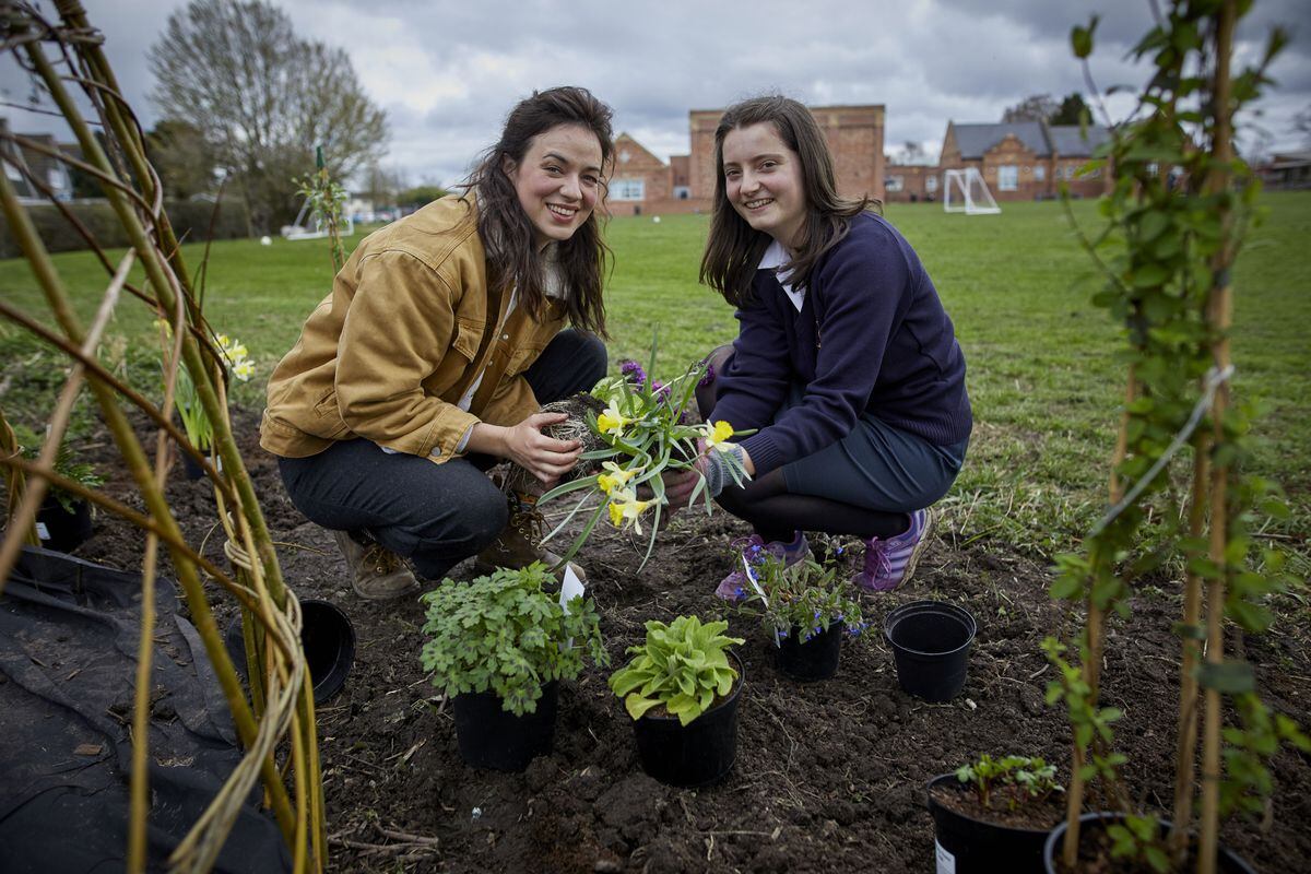 Gardeners’ World star gets competition going with Shropshire visit ...