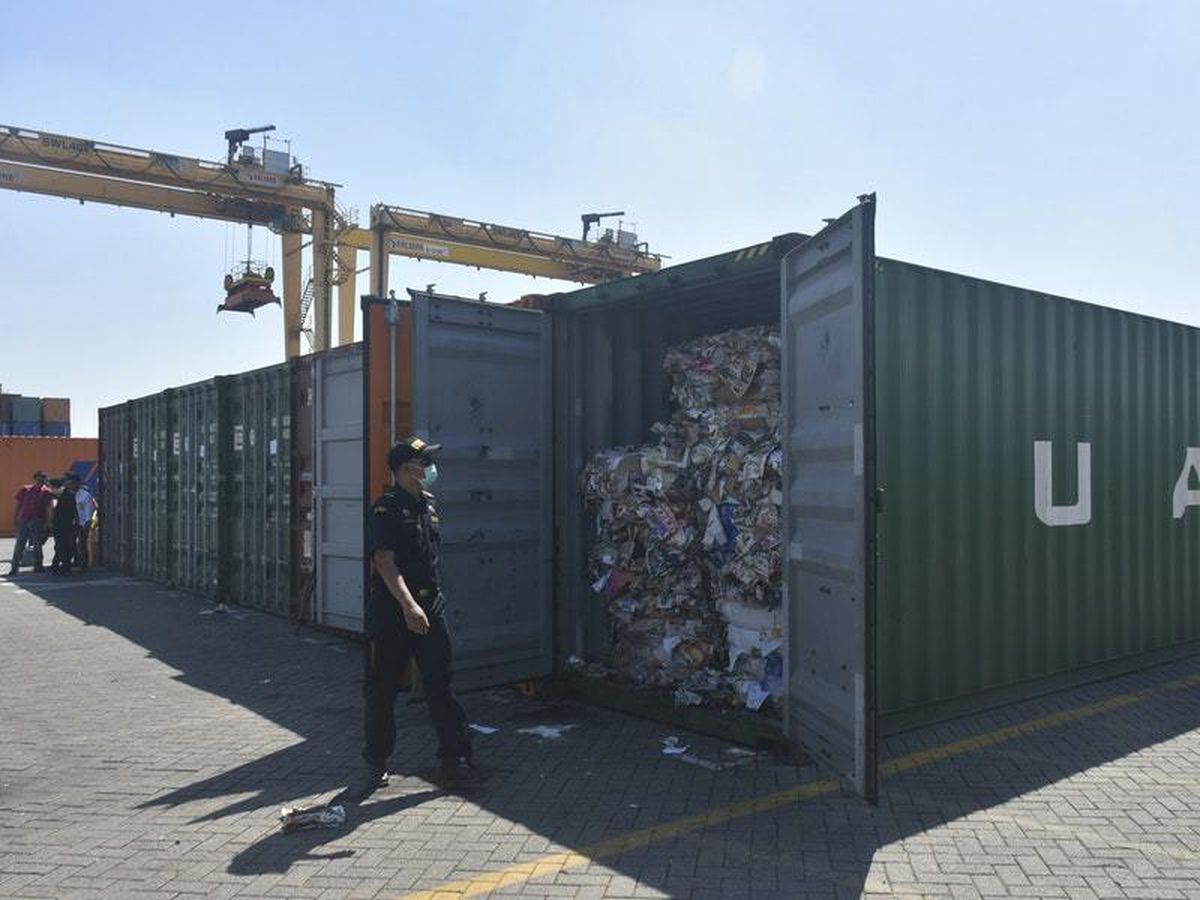  Indonesia  sends back waste  containers to Western nations 