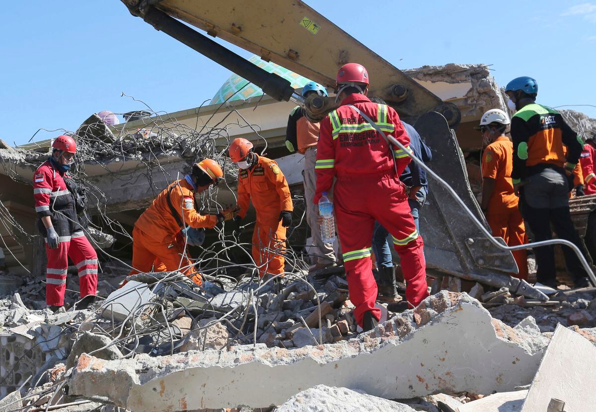 'The whole room started to shake': Couple tell of Indonesia earthquake ...