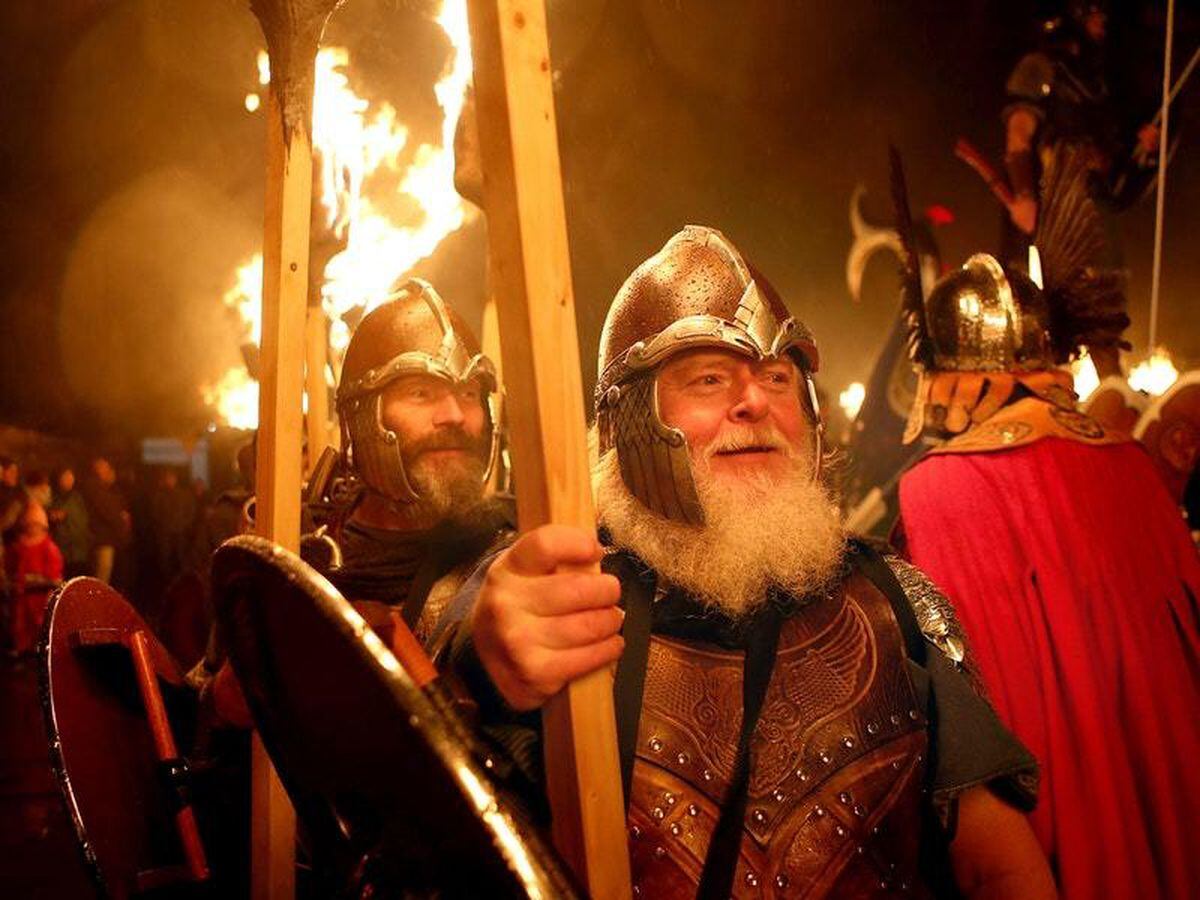 День викингов. Фестиваль викингов "up Helly AA". Апхелио в Шотландии. Ап Хелли АА (up Helly AA) В Шотландии. Ап Хелли АА фестиваль в Шотландии.