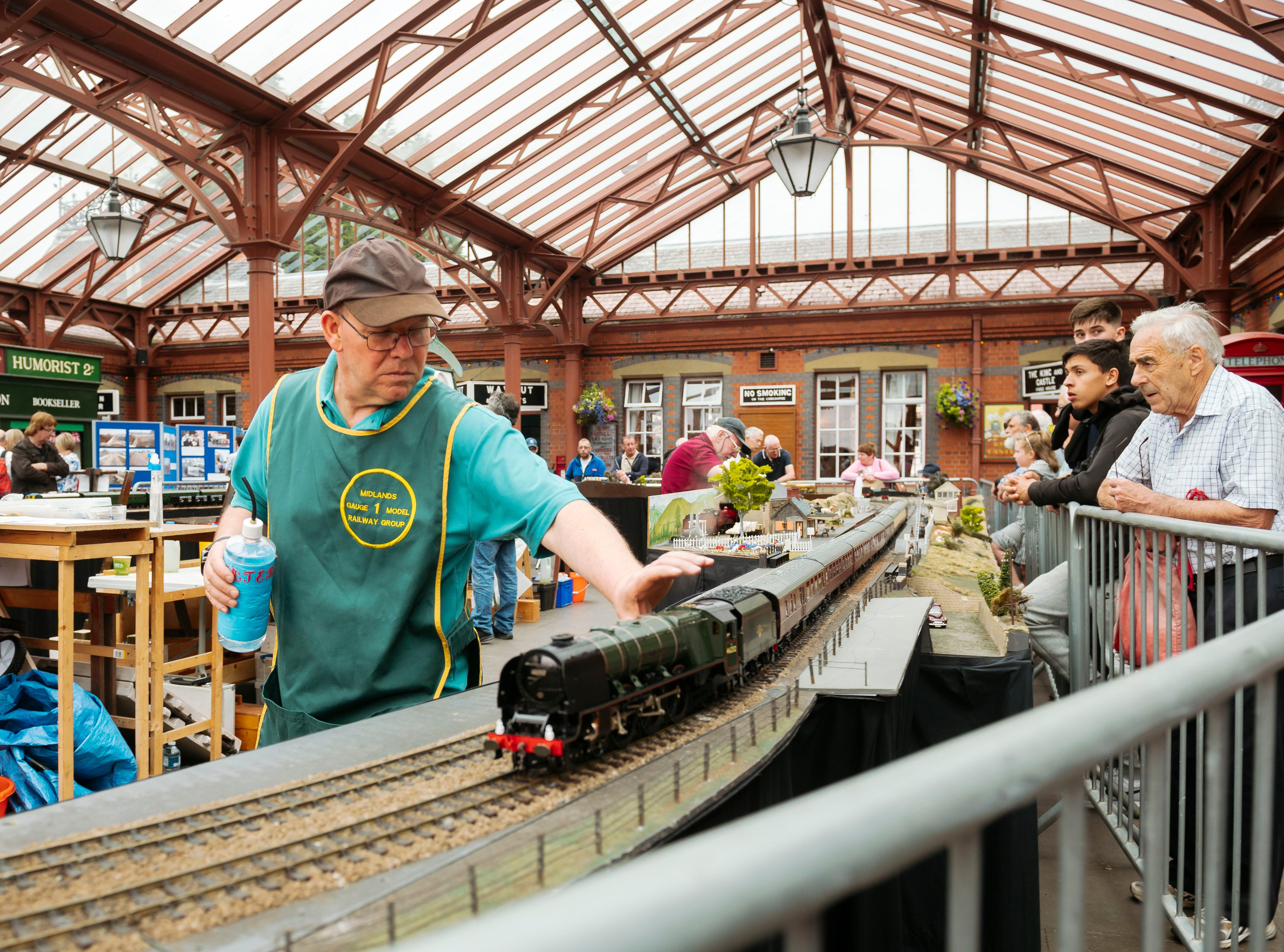 Watch: Hundreds turn out for special Kidderminster Railway Station's 40th anniversary