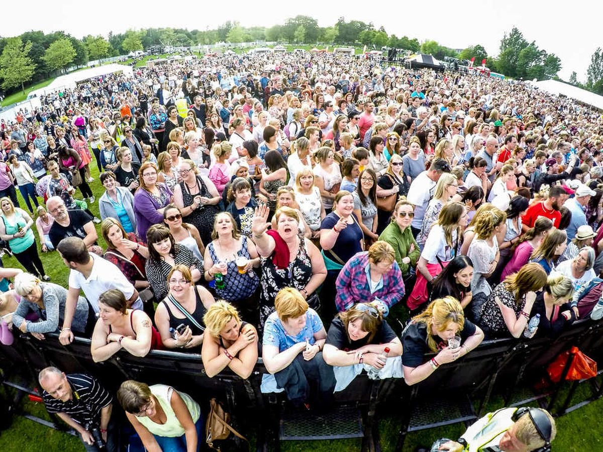 Watch: Sun Shines As 7,000 Fans Pack Telford Arena For Boyzone 