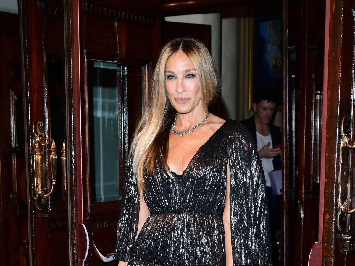 Sarah Jessica Parker visits Carrie Bradshaw’s apartment ahead of reboot ...