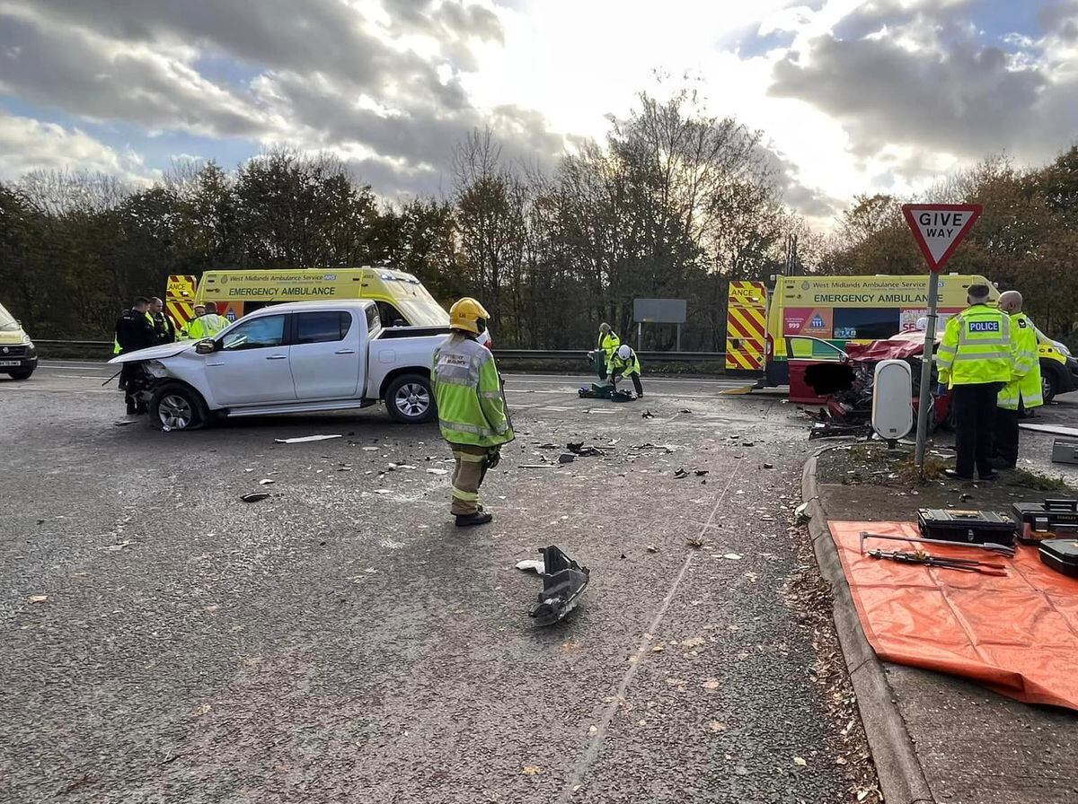 3 hurt when vehicle crashes into tree in Wellington