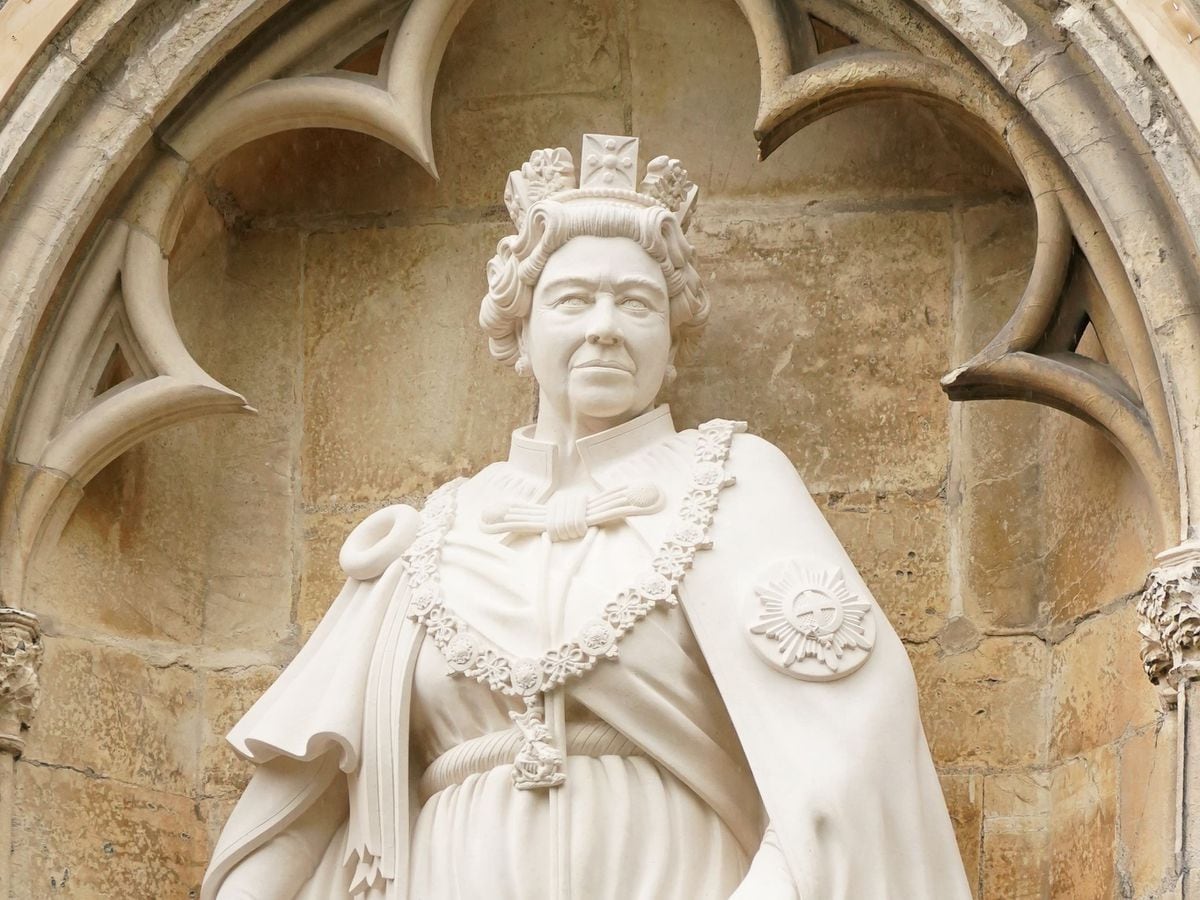 Charles unveils Queen statue as stonemason says it was his first ...