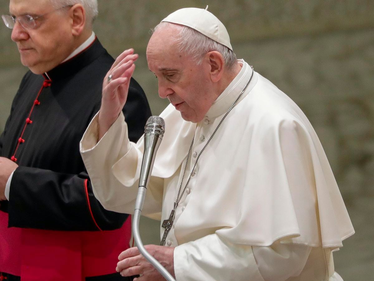 Pope Francis apologises for having to be socially distant from flock ...