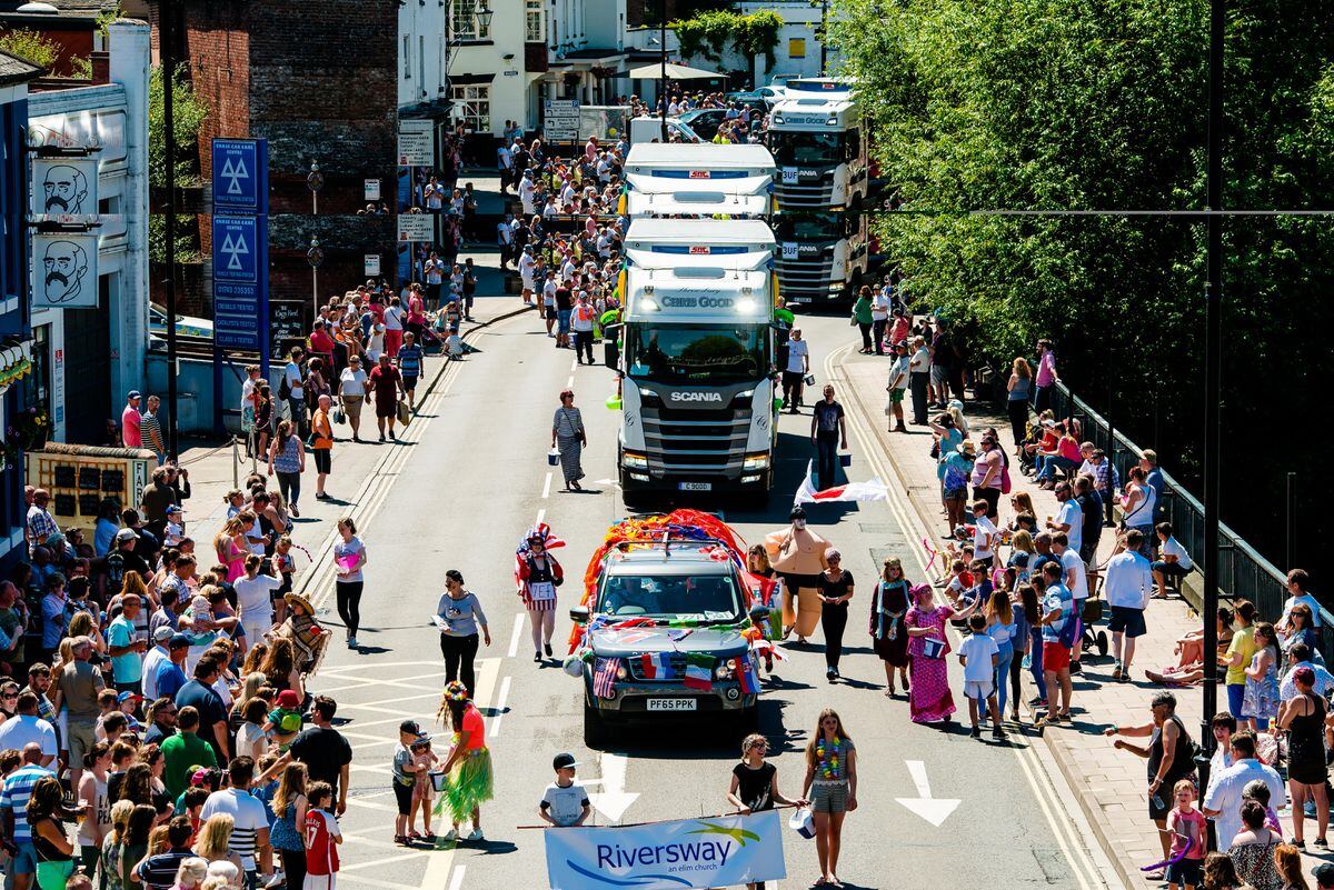 Huge crowds cheer on Shrewsbury Carnival parade with video and