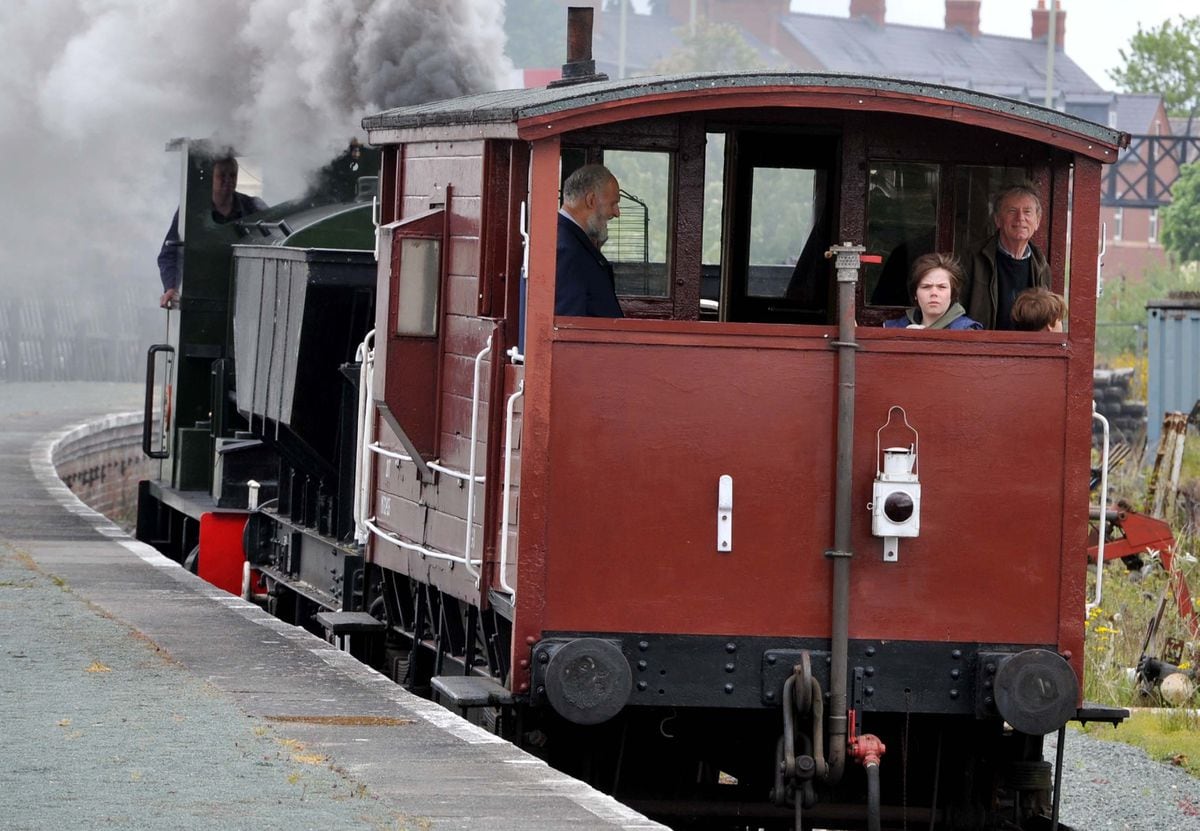 Vintage vehicles at Oswestry railway event - pictures and video ...