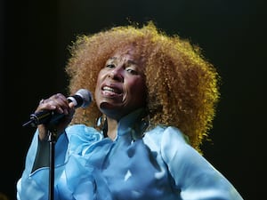 Roberta Flack singing on stage