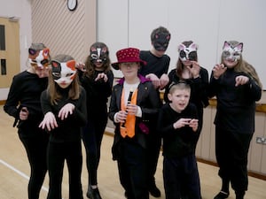 Young chorus members including cats, rats and the pied piper.