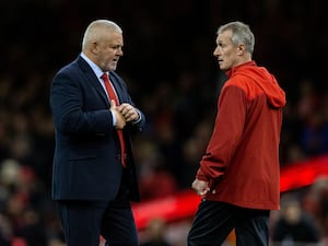 Warren Gatland (left) and Rob Howley in discussion