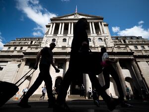 People walking past the Bank of England