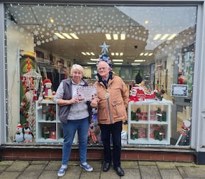 Mayor Roy Aldcroft (right) presenting AED Donate with first prize. 