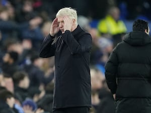 David Moyes puts his hands to his head in frustration