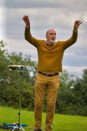 Martin Bussey conducts Cantiones in a field