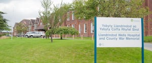 A plans to change an office at Llandrindod Wells hospital into medical staff accommodation, has been supported by the town council.