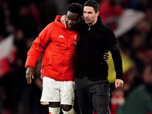 Mikel Arteta puts an arm around Bukayo Saka