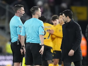 Arsenal manager Mikel Arteta speaks with referee Michael Oliver