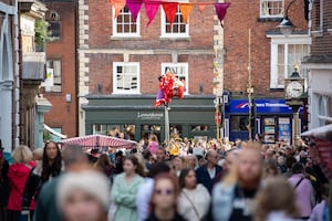 B&DWM & BWM - SGB-7179 - People from all over Shropshire gather in Whitchurch for the fair