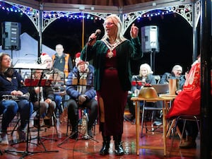 Llandrindod Wells Mayor Councillor Marcia Morgan speaking to the crowds before the light switch-on. Image: Andy Compton