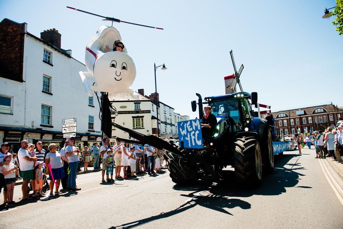 Huge crowds cheer on Shrewsbury Carnival parade with video and